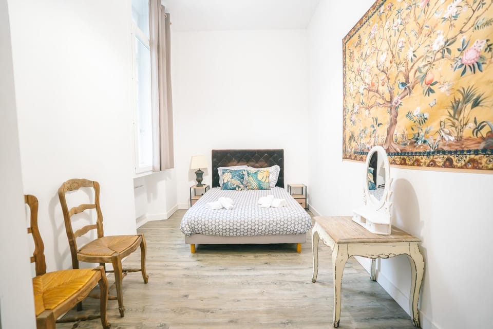 Photo of the whole room, Bedroom