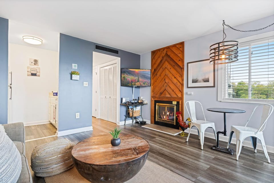 TV and multimedia, Dining area, fireplace