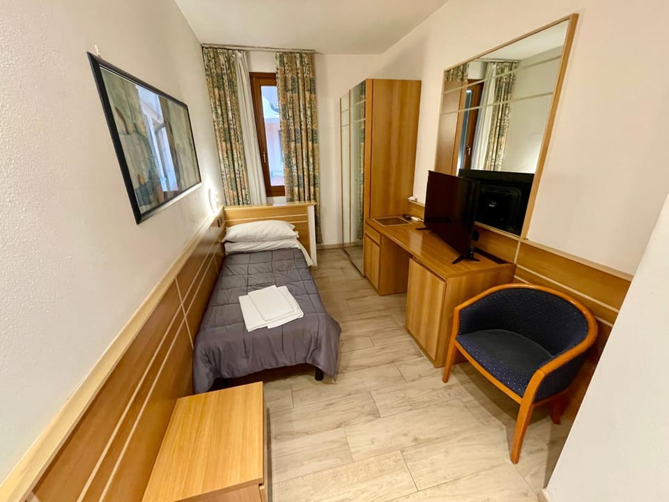 Bed, TV and multimedia, Photo of the whole room, Evening entertainment, Bedroom, wardrobe