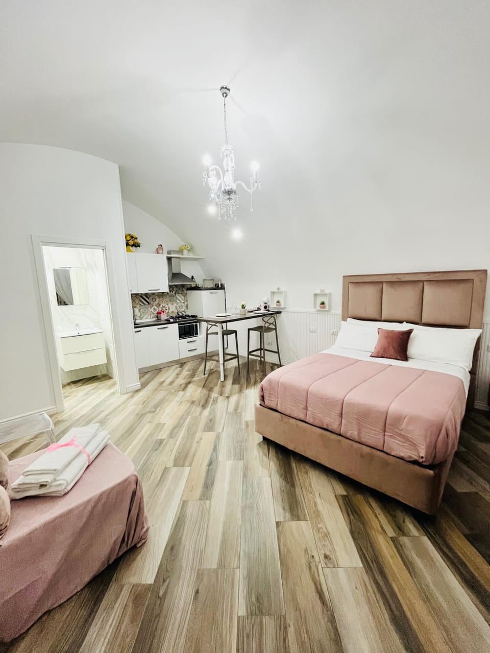 Bed, Kitchen or kitchenette, Photo of the whole room, Dining area, Bedroom