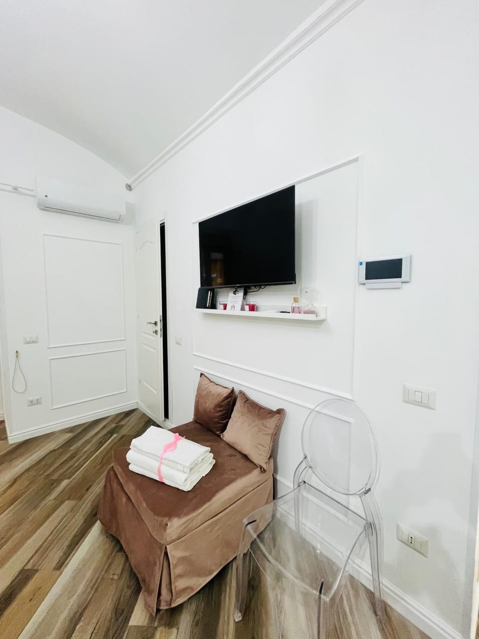 TV and multimedia, Living room, Seating area, furniture, towels
