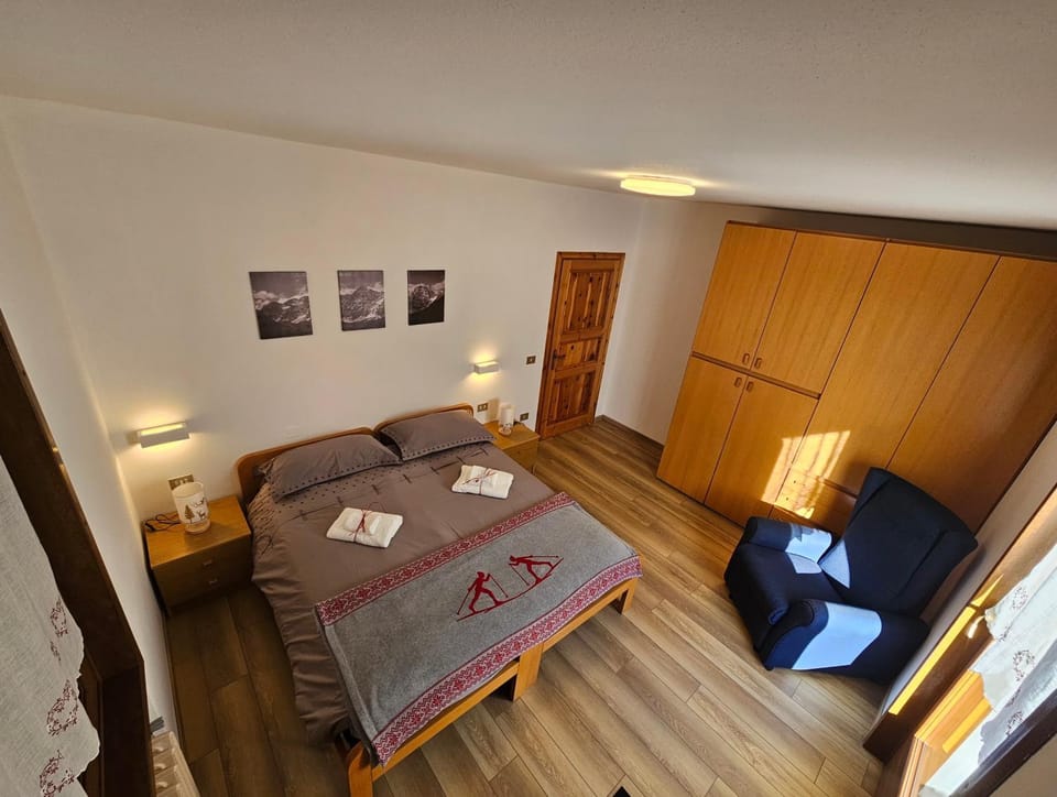 Photo of the whole room, Bedroom