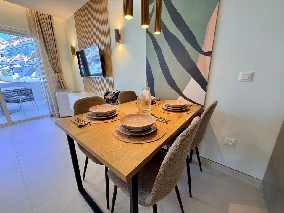 TV and multimedia, Dining area, Pool view