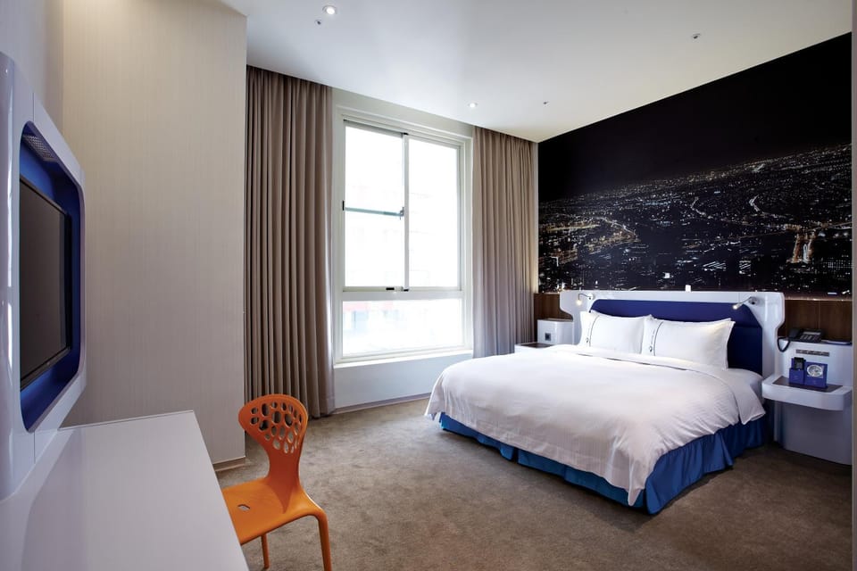 Photo of the whole room, Street view, bunk bed