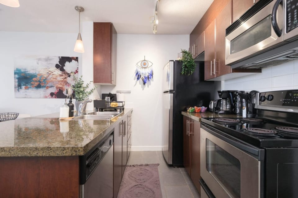 Cozy Condo in Prime Location with Jacuzzi Pool & Sauna Apartment in Vancouver