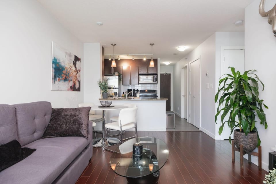 Cozy Condo in Prime Location with Jacuzzi Pool & Sauna Apartment in Vancouver