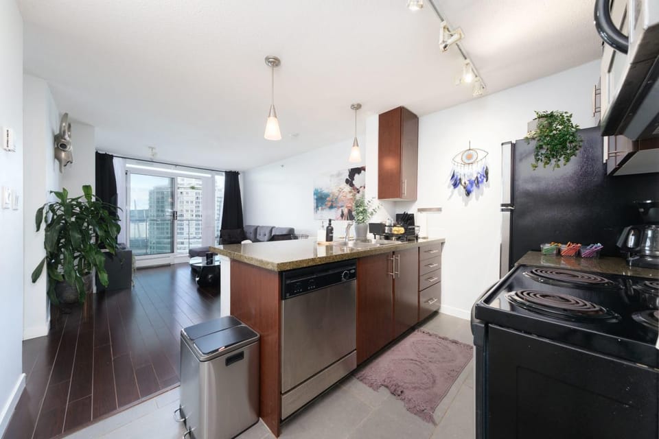 Cozy Condo in Prime Location with Jacuzzi Pool & Sauna Apartment in Vancouver