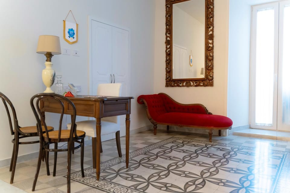 Seating area, Internal: Not applicable to any particular room
