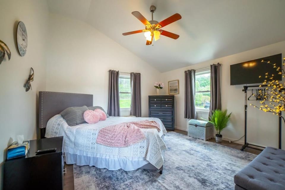 Waneta Lake - finger lakes wineries, racing, more House in Keuka Lake