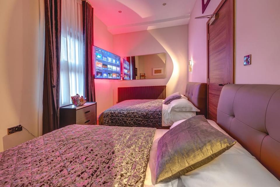 Bed, TV and multimedia, Decorative detail, Bedroom