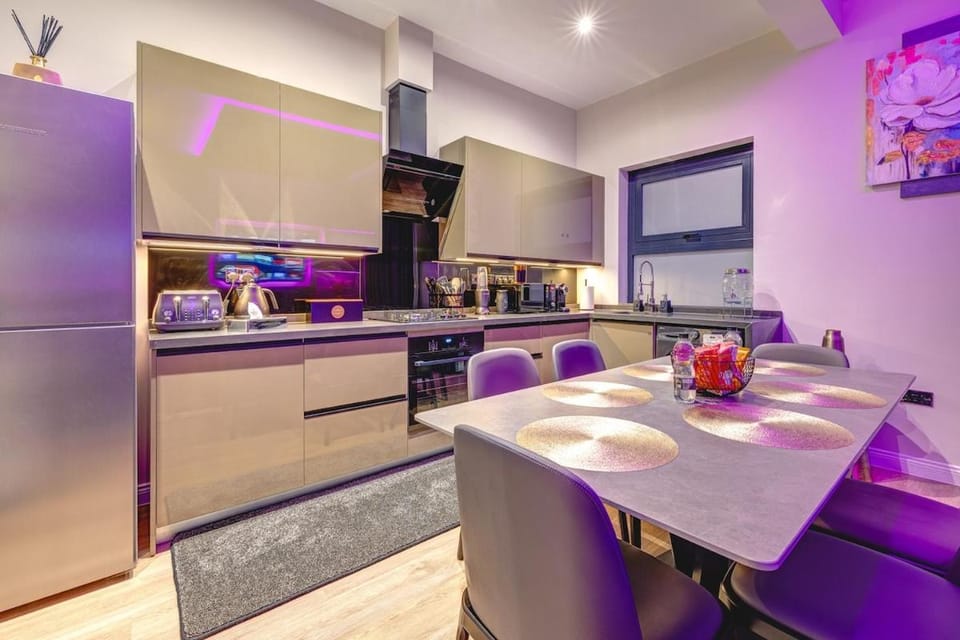 Coffee/tea facilities, Decorative detail, Dining area, microwave, oven, stove, washing machine, dryer, kitchen