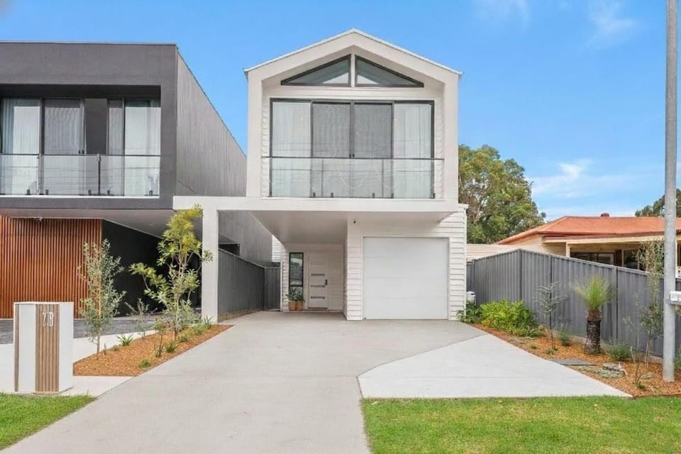 Property building, Day, Neighbourhood, Street view