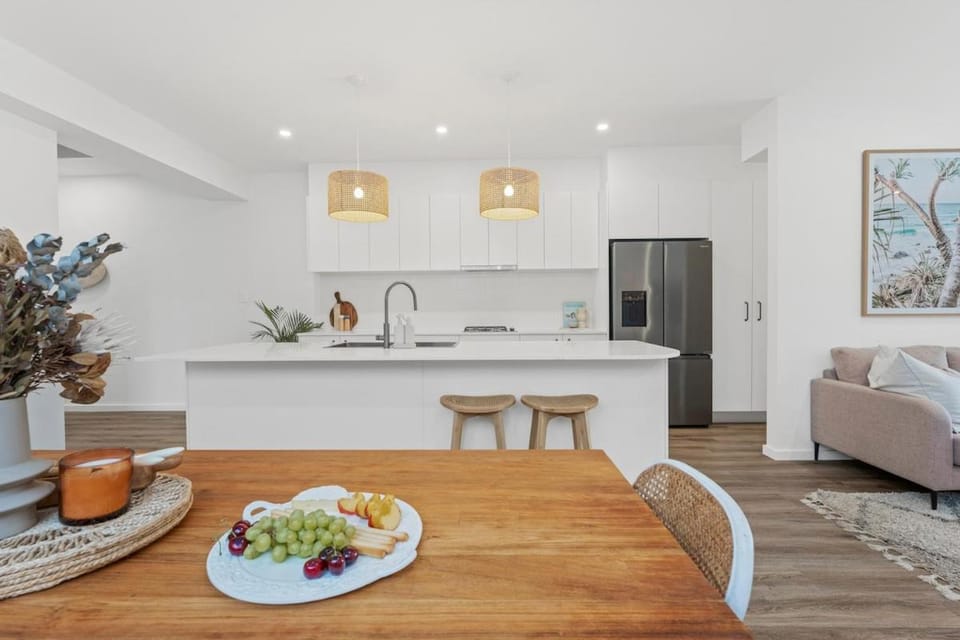 Kitchen or kitchenette, Living room, Food and drinks, Seating area, Dining area