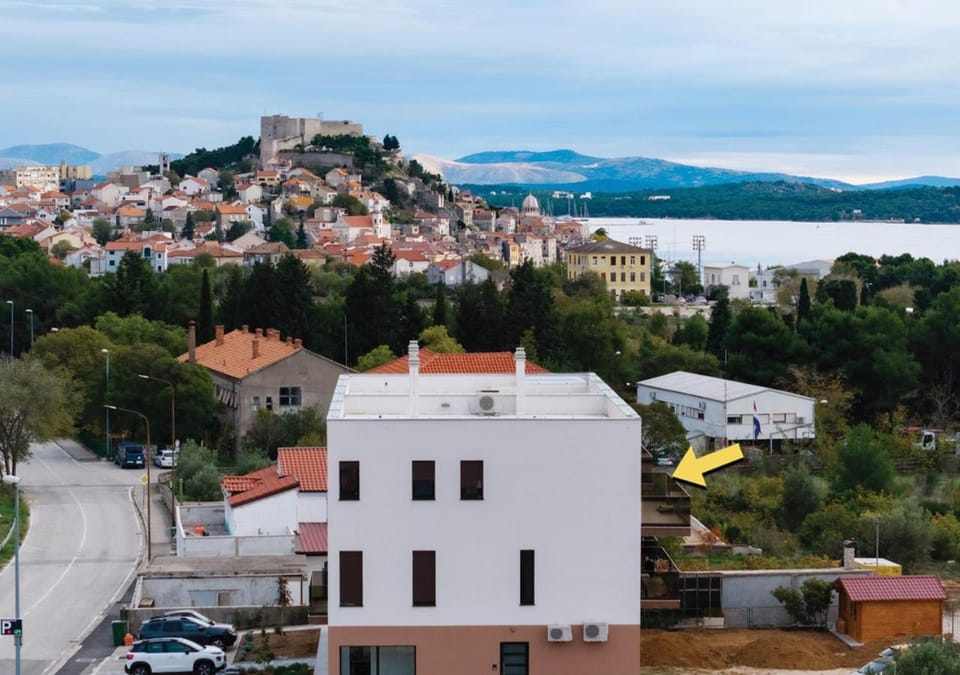 Neighbourhood, Natural landscape, Bird's eye view, City view, Sea view, Street view, Location, Parking
