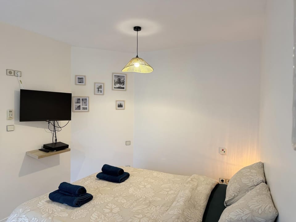 Bed, TV and multimedia, Photo of the whole room, towels