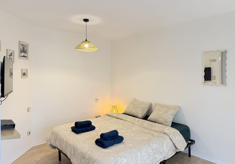 Bed, Bedroom, towels
