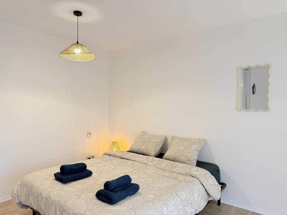 Bed, Bedroom, towels