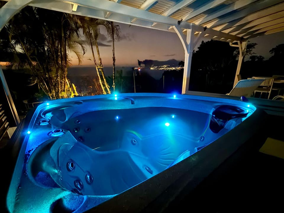 Villa La Palmira 5 Étoiles - 4 chambres - 8 adultes et 2 couchages d'appoint moins de 12 ans - Vue Mer des Caraïbes - Jacuzzi et Piscine - Lit King Size 180x200 - Climatisation - A 3 minutes des plages et commodités - TV connectée - Internet fibre Villa in Les Trois-Îlets