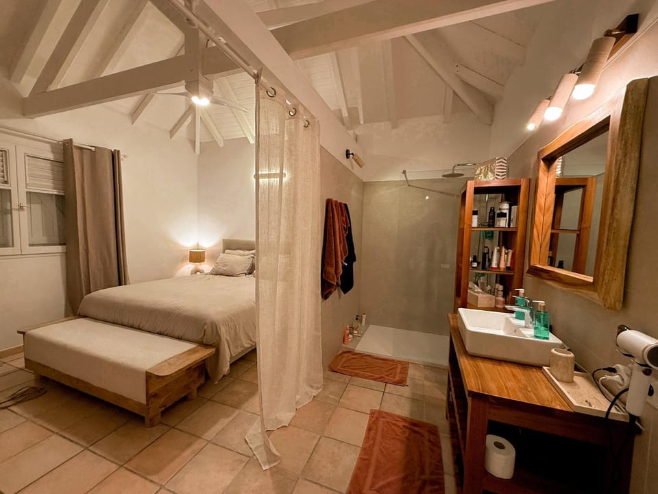 Villa La Palmira 5 Étoiles - 4 chambres - 8 adultes et 2 couchages d'appoint moins de 12 ans - Vue Mer des Caraïbes - Jacuzzi et Piscine - Lit King Size 180x200 - Climatisation - A 3 minutes des plages et commodités - TV connectée - Internet fibre Villa in Les Trois-Îlets