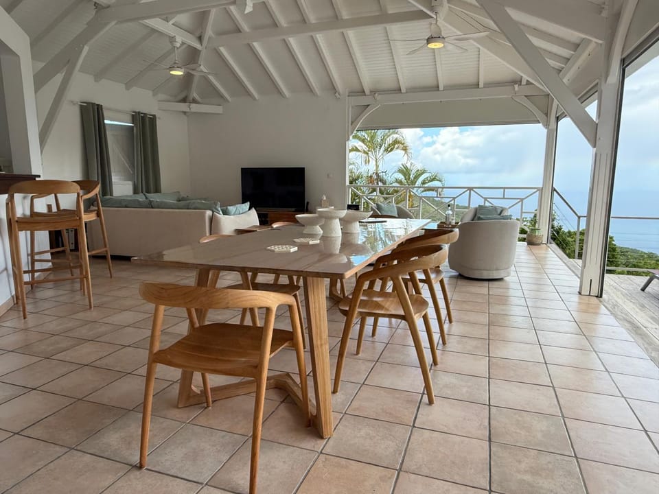 Villa La Palmira 5 Étoiles - 4 chambres - 8 adultes et 2 couchages d'appoint moins de 12 ans - Vue Mer des Caraïbes - Jacuzzi et Piscine - Lit King Size 180x200 - Climatisation - A 3 minutes des plages et commodités - TV connectée - Internet fibre Villa in Les Trois-Îlets