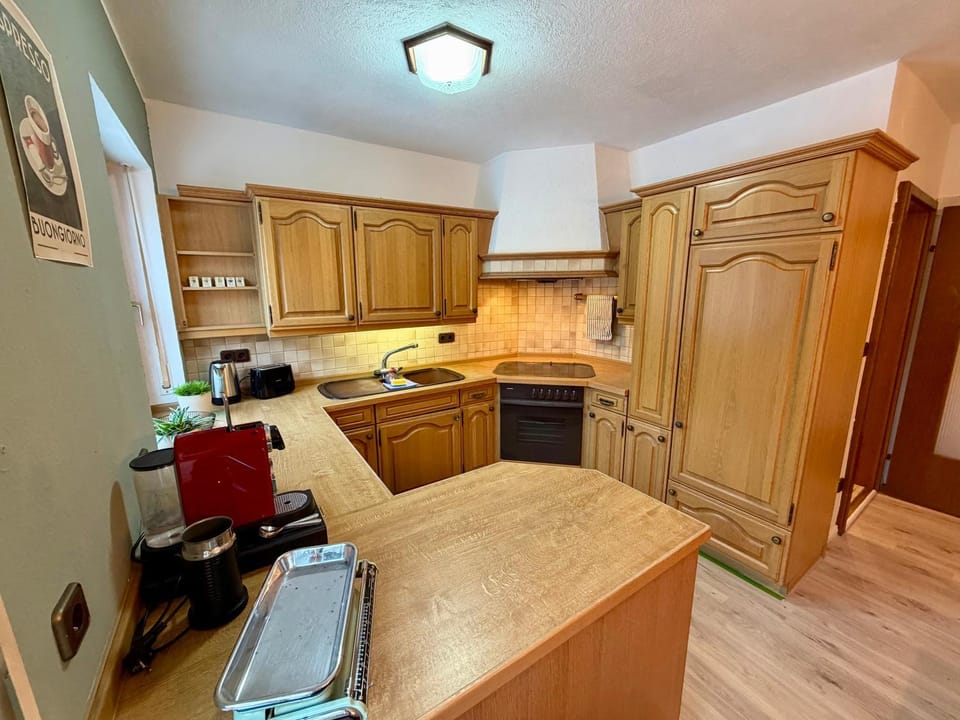 Kitchen or kitchenette, Dining area, oven, stove