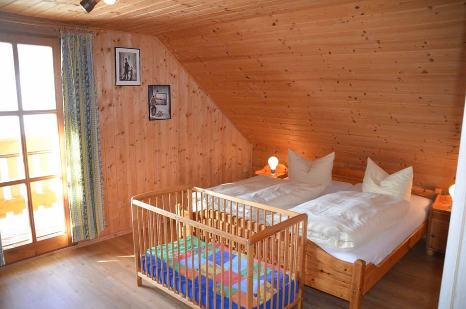Photo of the whole room, Bedroom, cot
