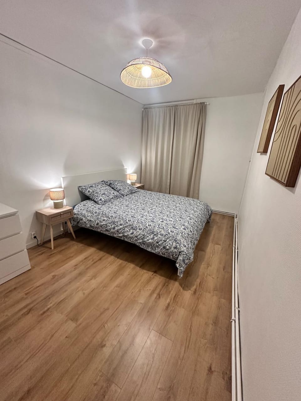 Photo of the whole room, Bedroom