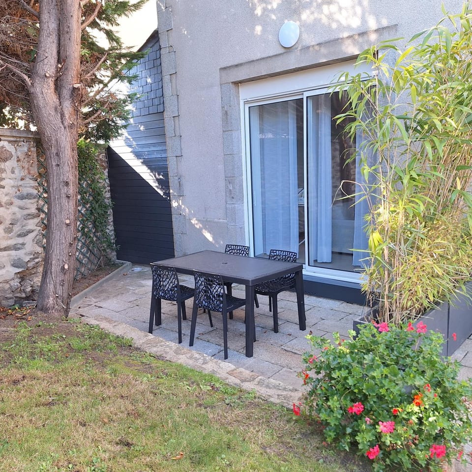 Appart modern'-jardin-terrasse-centre Mayenne Apartment in Pays de la Loire