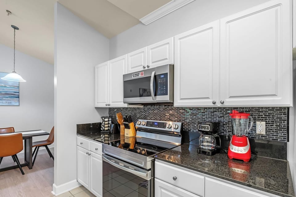 Coffee/tea facilities, Kitchen or kitchenette, stove, toaster