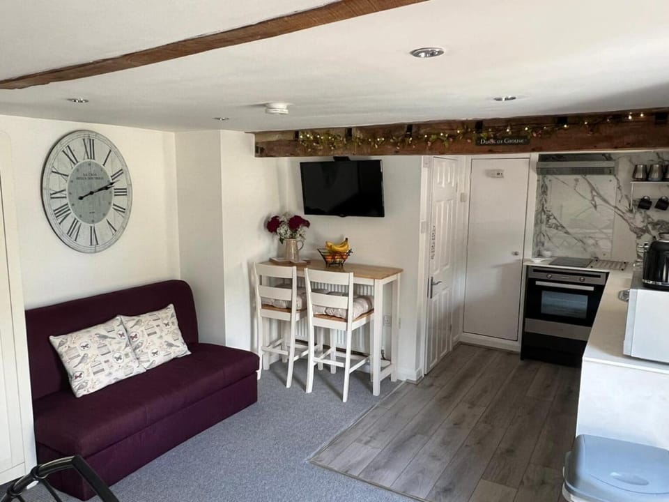Kitchen or kitchenette, Dining area, oven