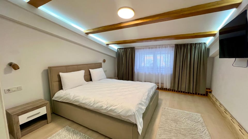 Bed, TV and multimedia, Photo of the whole room, Bedroom