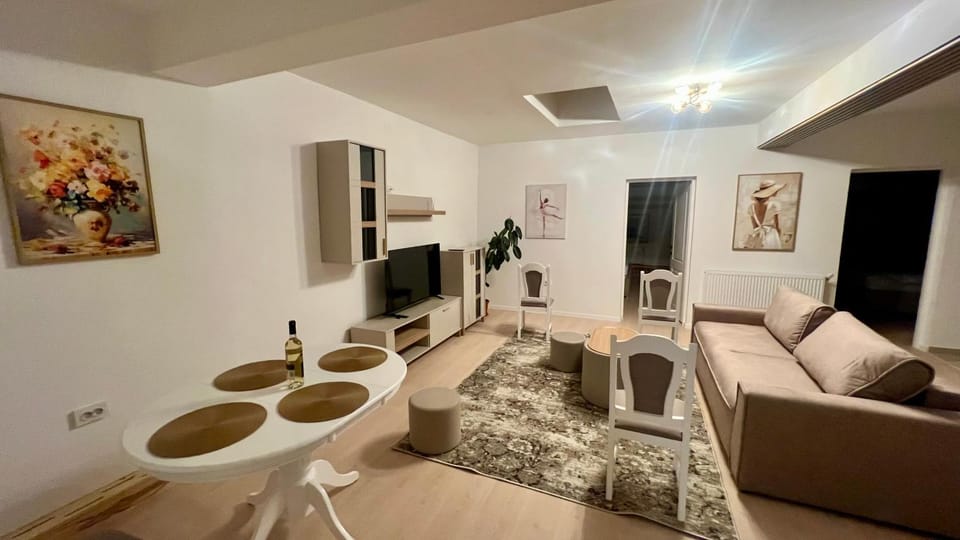 Communal lounge/ TV room, TV and multimedia, Living room, Seating area, Evening entertainment