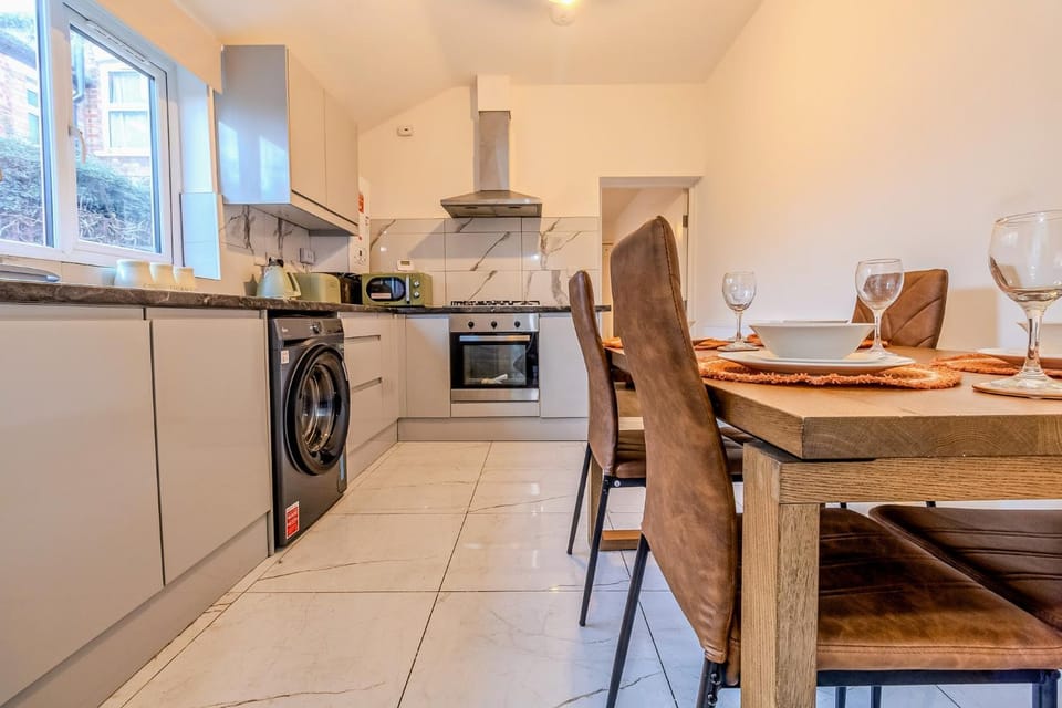 Family & Contractor Friendly & Garden House in Bedford