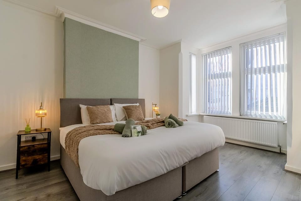 Family & Contractor Friendly & Garden House in Bedford