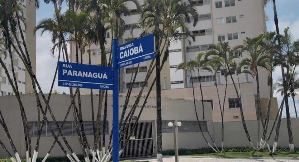 Facade/entrance, Street view, Parking