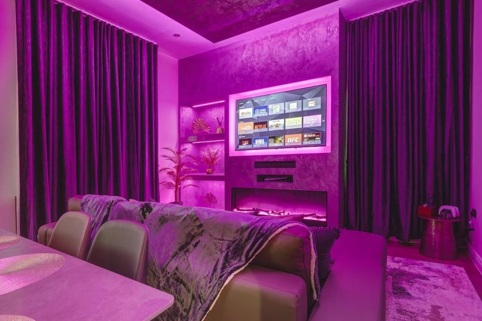 TV and multimedia, Living room, Decorative detail, Seating area, fireplace