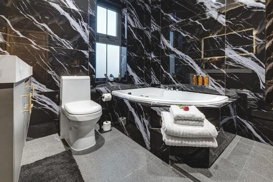 Shower, Toilet, Bathroom, Bath, towels