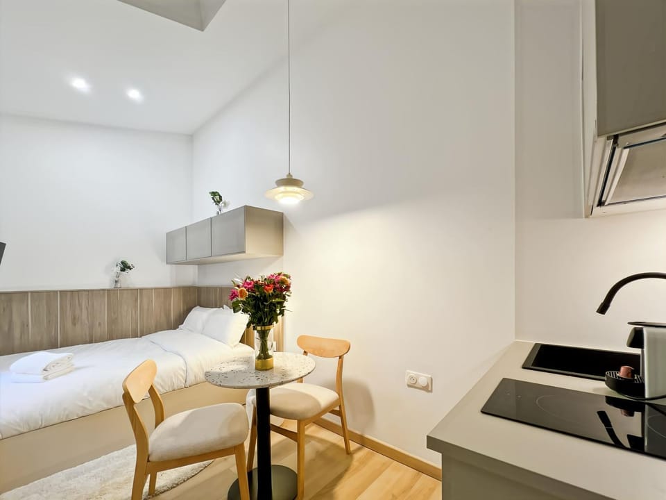 Bed, Kitchen or kitchenette, Living room, Photo of the whole room, Seating area, Dining area, Bedroom, stove