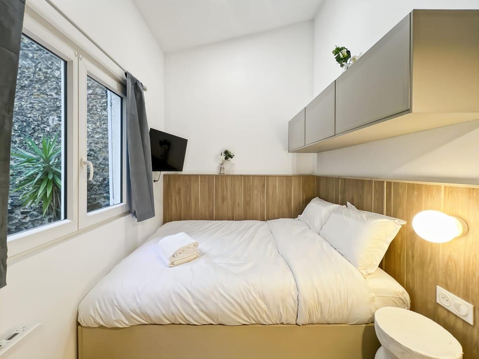 Bed, TV and multimedia, Bedroom