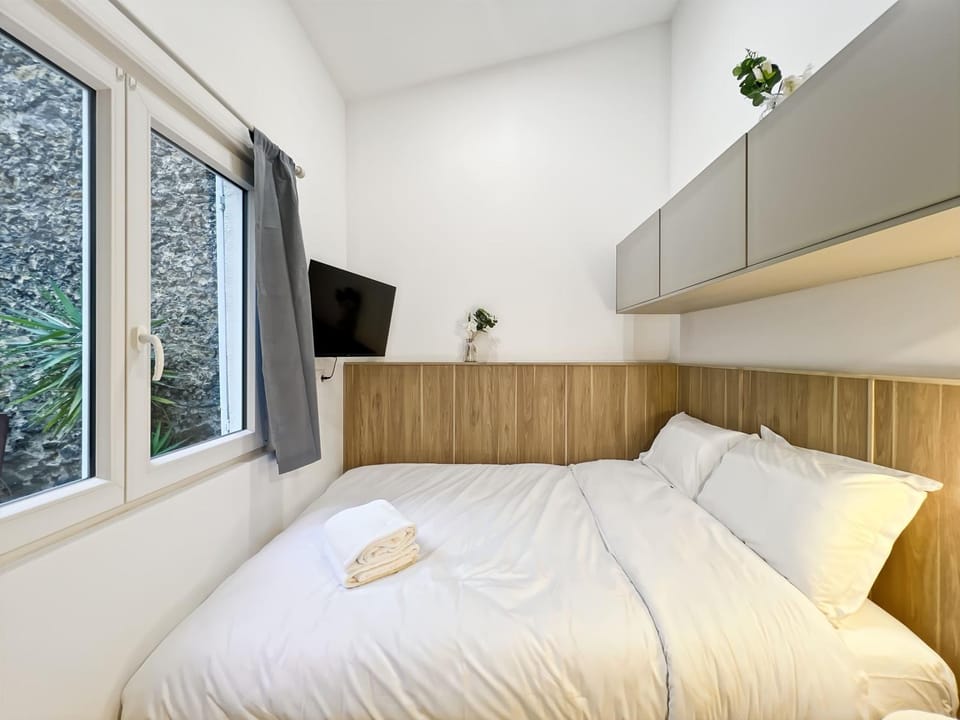 Bed, TV and multimedia, Bedroom, towels