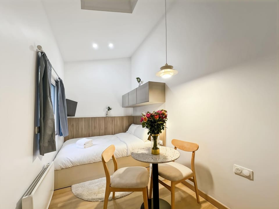 Bed, TV and multimedia, Living room, Seating area, Dining area, Bedroom