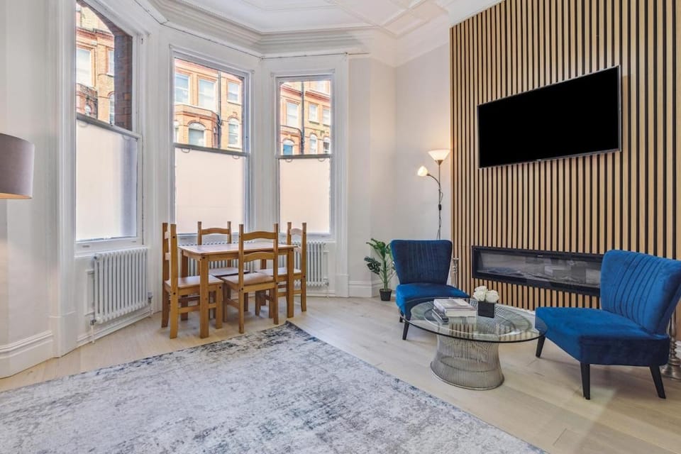 Living room, Seating area, Dining area, fireplace