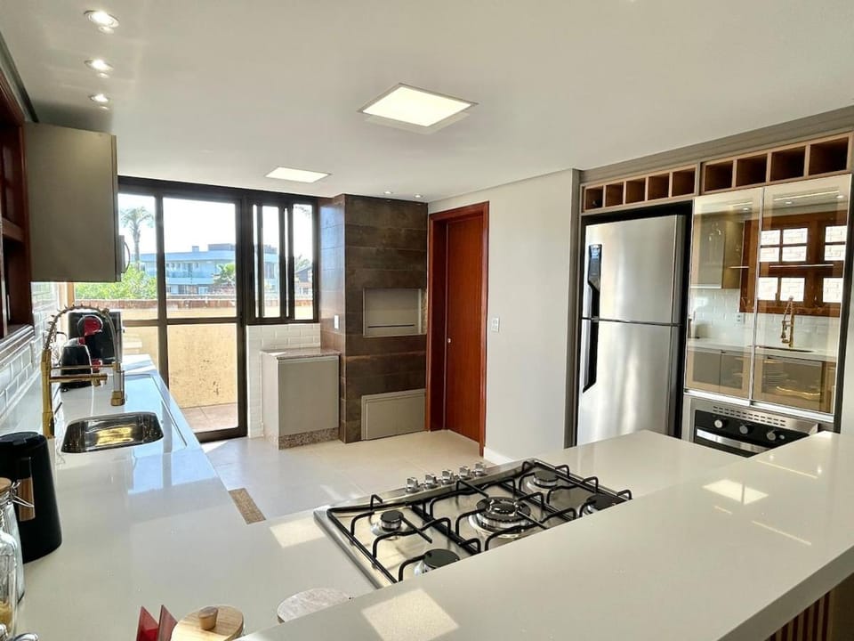 Dining area, oven, stove, toaster