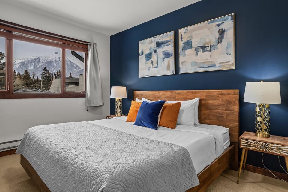 Bedroom, Mountain view