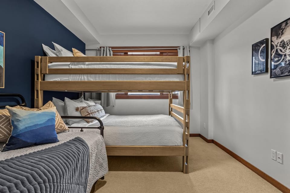 Bedroom, bunk bed