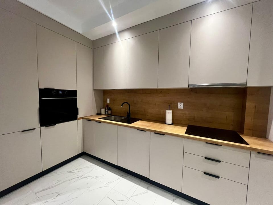 Coffee/tea facilities, Kitchen or kitchenette, oven, stove