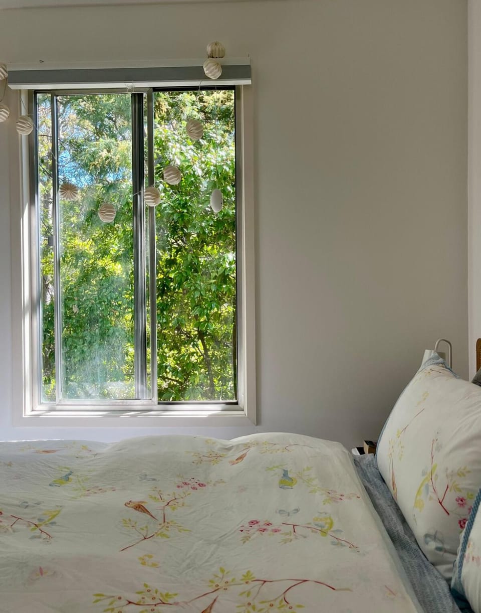 A Classic Beach House - Waterfront Access and Short Walk to Beach House in Annetts Parade