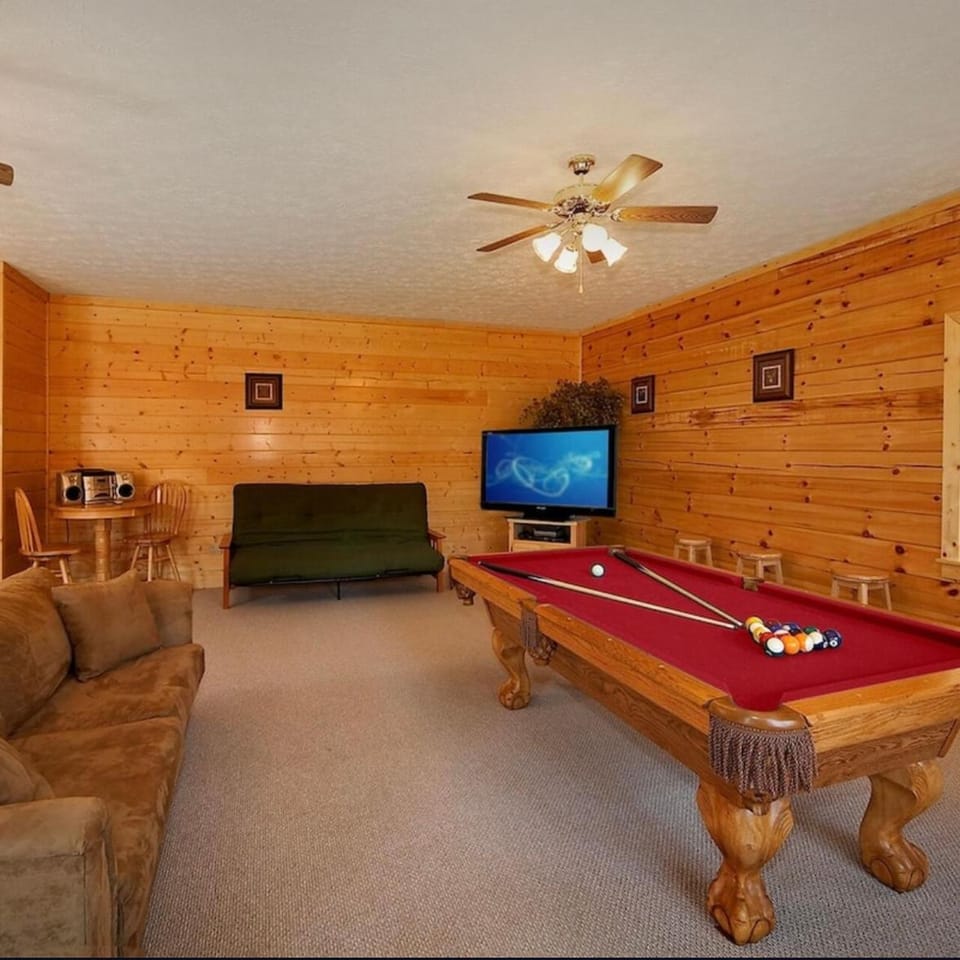 Spacious Secluded Cabin - Resort Cabin in Sevier County