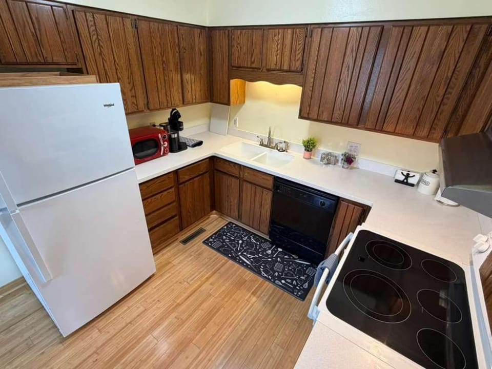 The White Door 2-bedroom townhouse near VT & RU Apartment in Virginia