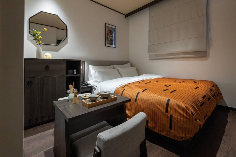 Bed, Seating area, Bedroom